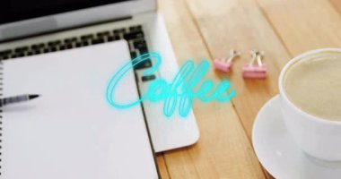 Kahve fincanı, gümüş dizüstü bilgisayar faresi ve pembe klasör klipleriyle ahşap masada sergileniyor. Çalışma alanı, üretkenlik, modern, minimalist, samimi, kurumsal, teknoloji