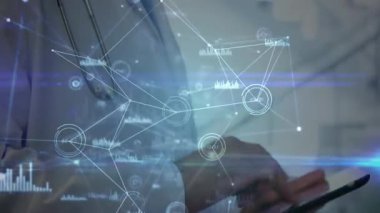 Steteskoplu erkek doktor hastanedeki verileri inceliyor. Animasyon ağları ve bar çizelgeleri gösteriyor. Tıbbi profesyonellik, sağlık, teknoloji, yenilik, veri analizi, fütüristik, klinik