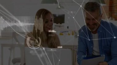 Modern teknoloji ofisindeki bilgisayar ve tableti inceleyen meslektaşlar ağ grafiklerini örtüyor. İş, işbirliği, dijital, yenilik, işyeri, bağlantı, teknoloji