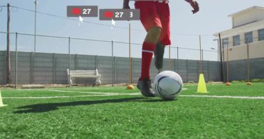 Suni sahada futbol antrenmanı yapan erkek sporcu, sosyal medya pazarlama ikonları gösteriyor. Sporcu, spor, açık hava, canlı, kararlılık, çeviklik, takım çalışması