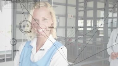 Doktor ve hemşire koridorda dosya ve steteskop tutuyorlar. Ağ grafiği örtüşüyor. Sağlık, işbirliği, iletişim, profesyonellik, tanı, teknoloji, hastane