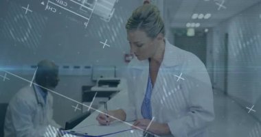 Hemşire odasındaki panoya yazı yazan kadın doktor. Animasyon sağlık grafikleri gösteriyor. Tıp uzmanları, sağlık hizmetleri, klinik çevre, takım çalışması, teşhis, modern hastane, teşhis araçları