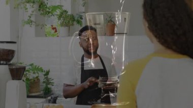 Barista kahve tezgahında tablet kullanarak cam dolgu malzemesi sipariş veriyor. Kahve, konukseverlik, modern, minimalist, içecek, kafeinli, hizmet