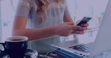 Modern teknoloji çalışma alanında akıllı telefon ve dizüstü bilgisayar kullanan bir kadın animasyon kodları sergiliyor. Teknoloji, üretkenlik, yenilik, işbirliği, dijital, çalışma alanı, modern