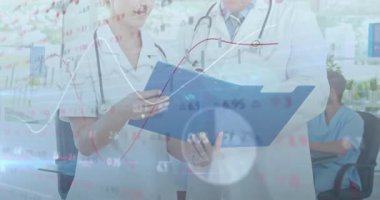 Kadın doktor dinliyor, erkek doktor dokümanı işaret ederken sağlık verileri panonun üzerinde yüzüyor. Tıbbi, sağlık, profesyonellik, dijital, analiz, işbirliği, klinik