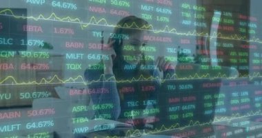 Merkez ofisteki finansal verileri analiz eden, animasyon tabloları ve saatlerle etkileşim halinde olan bir kadın. Çalışma alanı, teknoloji, modern, üretkenlik, analiz, dijital, konfor