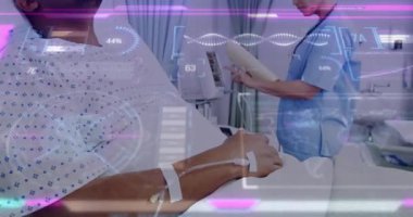 Adam hastane odasında dinleniyor, hemşire sağlık raporlarını inceliyor, holografik sağlık verilerini gösteriyor. Tıbbi, sağlık, klinik, tanı, teknoloji, hasta, profesyonel