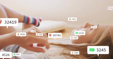 Sırtüstü uzanmış akıllı telefon tutan kadın teknoloji pazarlama için yüzen tebligatlar gösteriyor. Teknoloji, iletişim, rahatlama, modern, yaşam tarzı, dijital, samimi
