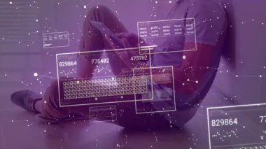 Adam dizüstü bilgisayarla bağdaş kurup holografik veri panellerini teknoloji brifingi için görselleştiriyor. Teknoloji, yenilik, veri, analiz, fütüristik, dijital, bağlantı