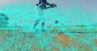 Beyzbol oyuncusu, saha oyuncusu teknolojiyle etikete uzanırken sahaya kayıyor. Atletik, rekabetçi, spor, dijital, gelecekçi, açık hava, dinamik