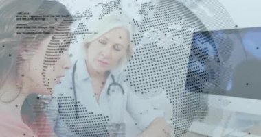 Doktor ve hasta ekrandaki tıbbi verileri inceliyor, dünya haritasını ve kod parçalarını gösteriyor. Sağlık, danışma, tanı, teletıp, dijital, profesyonel, sağlık