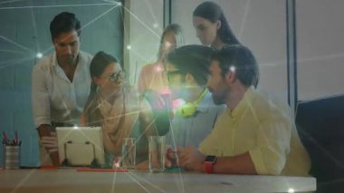 İş arkadaşları tablet etrafında eğilerek modern iş ofisinde veri akışını gösteren parlayan düğümler atıyorlar. İşbirliği, takım çalışması, yenilik, dijital, bağlantı, modern, profesyonellik