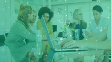 Animasyon veri tabloları kullanarak iş sunumunda işbirliği yapan bir grup iş arkadaşı. Kurumsal, takım çalışması, sunum, profesyonel, teknoloji, modernite, yenilik