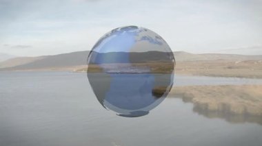 Merkezde dönen dijital küre, sakin göl kenarlarında uçak simgeleri ve seyahat işaretleri gösteriyor. Futuristik, küresel, navigasyon, dinginlik, çevre, teknoloji, turizm