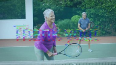 Üst düzey bir çift dışarıda tenis kortunda raketlerle oynuyor ve animasyon sağlık istatistikleri gösteriyor. Atletik, boş, enerjik, sağlıklı, takım çalışması, açık hava, aktif