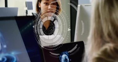 Teknoloji ofisinde çalışan bir kadın, iş arkadaşları AR arayüz grafikleriyle tablet alışverişi yapıyor. Teknoloji, takım çalışması, yenilik, işbirliği, dijital, modern, profesyonel