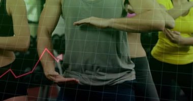 Spor salonunda kol bandı ölçümlerini takip eden spor partnerleri animasyon performans grafiği örtüşmesi gösteriyor. Sporcular, biyometrik, modern, sağlık, canlılık, motivasyon, teknoloji