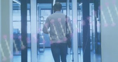 Teknoloji için pembe dijital arayüz kaplamaları kullanarak modern ofis koridorlarında yürüyen bir adam. Profesyonel, kentsel, gösterişli, geleceksel, bağlantı, yenilik, iş