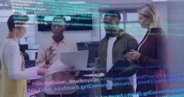 Modern ofiste yazılım projesini tartışan iş arkadaşları, yüzen kod hatları olan cihazları tutuyorlar. İşbirliği, teknoloji, yenilik, takım çalışması, dijital, çalışma alanı, modern