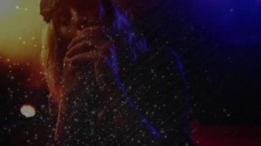 Elinde kupa tutan bir kadın, yüzün etrafında sürüklenen parçacıklar, pazarlama için turuncu maviyi değiştiren ışık. Huysuz, içe dönük, düşünceli, rahat, atmosferik, minimalist, duygusal