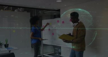 Meslektaşlar beyaz tahtanın yanında yüzen animasyonlu yapışkan notları gösteren iş fikirleri sunuyorlar. İşbirliği, takım çalışması, yenilik, beyin fırtınası, modern, profesyonel, kentsel