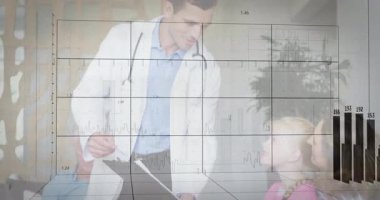 Klinik doktoru, ECG dalga formu ve 3D animasyon yanında hastanın izlediği panoyu inceliyor. Tıbbi, sağlık, analiz, teknoloji, profesyonellik, tanı, içişleri