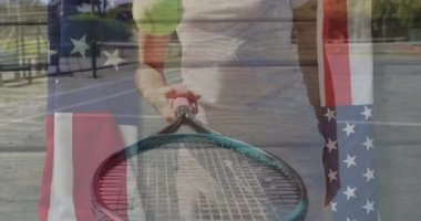 Beyaz tenis elbisesi giyen kadın kortta raket sallıyor ve kalp atış hızı grafiği çiziyor. Atletik, fitness, spor, açık hava, aktif giyim, kararlılık, canlı