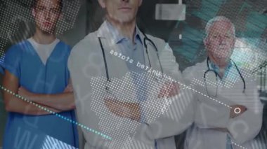 Tıbbi ekip hastanede araştırma yapıyor, mavi veri panelleriyle noktalı harita örtüşüyor. Sağlık, işbirliği, dijital, yenilik, profesyonellik, teknoloji, teşhis