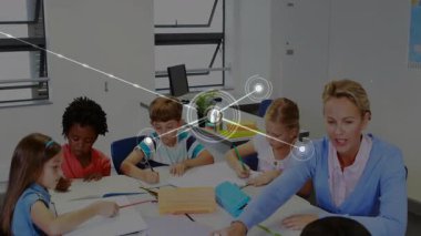 Olgun bayan öğretmen sınıfta altı öğrenciye rehberlik ediyor, ağ dizüstü bilgisayarları gösteriyor. Eğitim, işbirliği, renkli, dijital, sınıf, danışmanlık, kalkınma