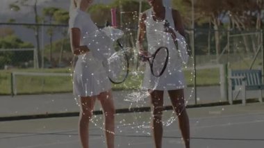 İki bayan tenisçi kortta raketler, canlandırılmış su ikonları ve fitness grafiğiyle mola veriyor. Atletik, boş, enerjik, takım çalışması, sağlık, açık hava, dostça