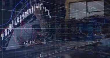 Dizüstü bilgisayarda finansal verileri analiz eden olgun bir adam, canlandırılmış hisse senedi grafikleri ve yüzde göstergeleriyle. Finans, ticaret, analitik, yatırım, teknoloji, iş, pazar