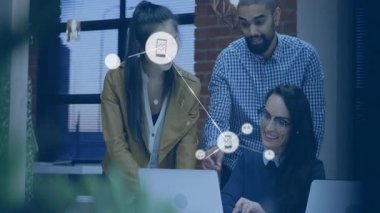 Üç iş arkadaşı bilgisayar üzerinden ağ simgelerinin altını çizerek teknoloji ofisinde iş birliği yapıyor. İşbirliği, takım çalışması, dijital, bağlantı, yenilik, modern, profesyonel