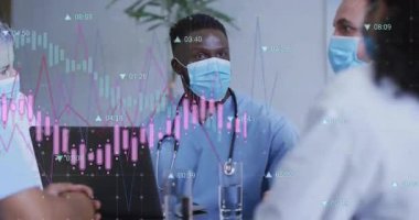 Ofiste teletıp seansı düzenleyen tıp uzmanları animasyon veri grafikleri gösteriyorlar. Sağlık, işbirliği, analiz, teknoloji, veri, profesyonellik, danışma