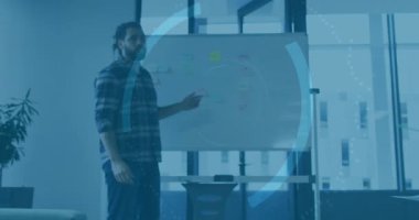 İş toplantısında beyaz tahtada sunum yapan bir adam, yapışkan notlar gösteren bir zarf simgesi pasta grafiği. İşbirliği, yenilik, beyin fırtınası, strateji, modern, profesyonel, takım