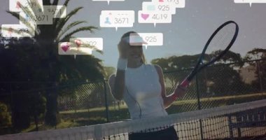 Kadın tenisçi, pazarlama için sosyal medya ikonları göstererek sahada raket sallıyor. Spor, spor, spor, açık hava, canlı, enerjik, aktif, teknoloji