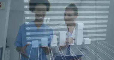 Kadın hemşire ve doktor hastane salonundaki panoda dijital bar grafiğini kaplayan kağıtları inceliyor. Sağlık, profesyonellik, dijital, analitik, takım çalışması, yenilik, tıbbi