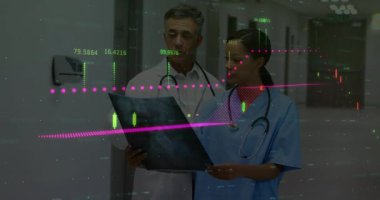 Kadın tasarımcı ev ofisinde işbirliği yapıyor, finans çubuğu grafikleri ve renk çizelgeleri üst üste geliyor. Yaratıcı çalışma alanı, uzak takım çalışması, dijital işbirliği, grafik tasarım, üretkenlik, yenilik, modern iç mekan