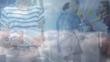 Öğrenci, iş yerinde tablet ve takım olarak el sıkışıyor, dijital grafikler ve notlar gösteriyor. Teknoloji, işbirliği, yenilik, ağ oluşturma, dijital, takım çalışması, üretkenlik