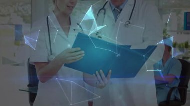 İki doktor klinikteki tıbbi kayıtları inceleyip sanal dünyada ağ verileri gösteriyor. Sağlık, işbirliği, yenilik, teknoloji, profesyonellik, tıbbi, dijital