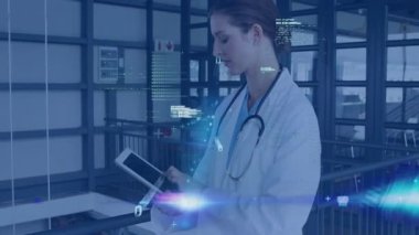 Kadın doktor, araştırma laboratuarında yüzen kod sembolleriyle tıbbi verileri analiz ediyor. Tıbbi, teknoloji, yenilik, fütüristik, sağlık, profesyonel, iç mekan