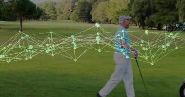 Son sınıf erkek golfçü golf arabasında kadın golfçüye dijital teknolojisiyle golf sopası veriyor. Son sınıf, eğlence, açık hava, teknoloji, bağlantı, arkadaşlık, spor kıyafetleri.