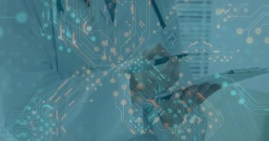 Tıbbi klinikte tablet tutan kadın doktor, parlayan devre desenleri ve veri düğümleri gösteriyor. Sağlık, tıbbi, teknoloji, dijital, yenilik, profesyonel, gelecekçi