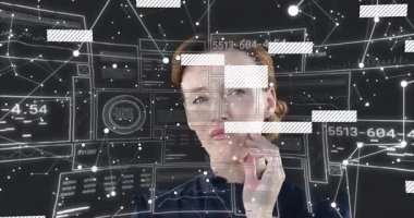 Teknolojik arayüzde dijital verileri analiz eden kadın. Rakamsal kodlar ağ düğümleriyle birlikte. Gelecekçi, yenilikçi, analitik, siber güvenlik, soyutlama, gradyan, konsantrasyon