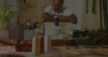 Dikiş atölyesinde dikiş makinesine yaslanan erkek terzi yüzen iplik simgeleri sergiliyor. Zanaatkar, çalışma alanı, el yapımı, zanaatkar, kırsal, yaratıcı, endüstriyel