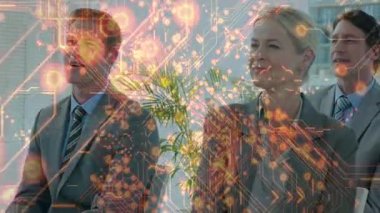 Modern ofis alanında çalışan iş adamları dijital devreleri ve santralleri inceliyor. Şirket, takım çalışması, yenilik, teknoloji, girişim, işbirliği, modern