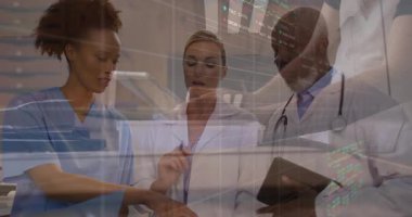 Hemşire çizelgesini kontrol ediyor, doktor tableti görüyor, ekip sağlık grafiklerini canlandırıyor. Tıbbi, sağlık, analiz, dijital, klinik, işbirliği, veri