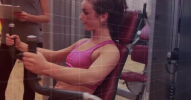 Beden eğitimi hocası, beden eğitimi dersindeki direnç makinesini süzülen metrik çizelgelerle izliyor. Güç, koçluk, teknoloji, performans, sağlık, eğitim, sağlık