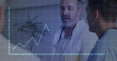 Klinikte şeffaf çizgi grafiği sunan beyaz önlüklü doktor gözlemliyor. Tıbbi, sağlık, profesyonellik, teşhis, işbirliği, klinik, veri görselleştirme