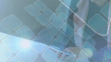 İş kadını dijital çalışma alanında akıllı telefonu kulağına tutarak yüzen arayüz karelerini gösteriyor. Teknoloji, yenilik, iletişim, fütürizm, bağlantı, dijital, profesyonel