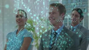 Meslektaşlar konferans odasında iş sunumunu izliyorlar, yeşil devre örtüsü gösteriyorlar. Profesyonel, takım çalışması, yenilik, teknoloji, şirket, modern, ağ